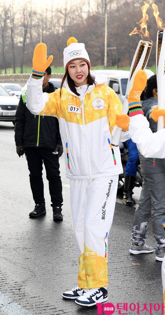 모델 한혜진이 15일 오전 서울 강남구 삼성동 아이파크부터 동부증권 구간 2018 평창동계올림픽 성화 봉송 서울 3일째 주자로 참석해 포즈를 취하고 있다.