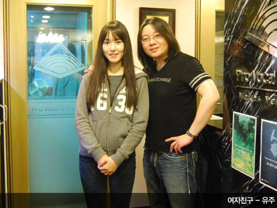 신인 걸그룹에서 인기 걸그룹으로 성장한 ‘여자친구’ 는 전기영 PVI 대표로부터 보컬 트레이닝을 받았다.