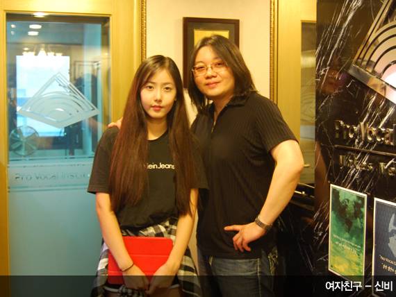 신인 걸그룹에서 인기 걸그룹으로 성장한 ‘여자친구’ 는 전기영 PVI 대표로부터 보컬 트레이닝을 받았다.