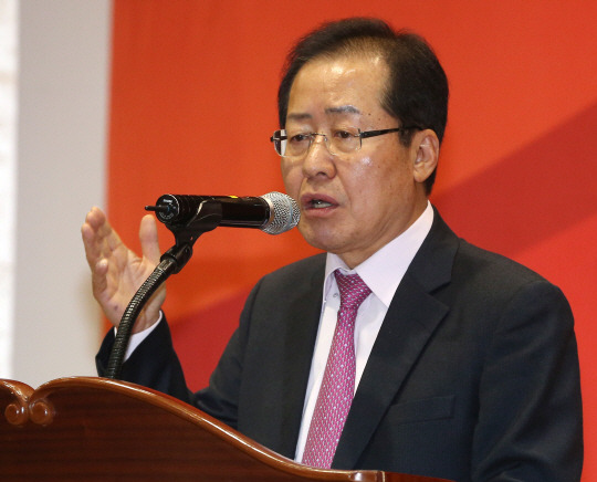 홍준표 자유한국당 대표가 15일 오후 울산상공회의소에서 열린 울산시당 신년인사회에 참석해 신년 인사말을 하고 있다./연합뉴스