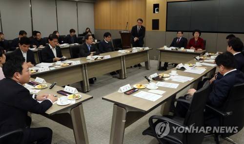 서울시-자유한국당 서울시당 간담회 (서울=연합뉴스) 최재구 기자 = 박원순 시장 등 서울시 관계자들이 15일 서울시청에서 김선동 위원장 등 자유한국당 서울시당 관계자들과 간담회를 하고 있다. 2018.1.15      jjaeck9@yna.co.kr