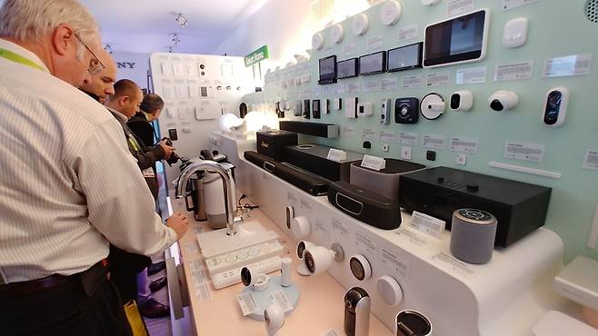 10일 미국 라스베이거스 CES 구글 전시장에서 관람객들이 구글 어시스턴트와 연결되는 가전기기를 보고 있다. 최현준 기자.