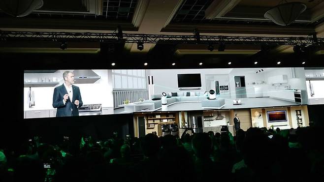 8일 미국 라스베이거스 CES에서 열린 엘지(LG)전자 프레스 컨퍼런스에서 엘지전자 미국법인 데이빗 반더월 마케팅총괄이 인공지능 전략을 소개하고 있다. 최현준 기자.