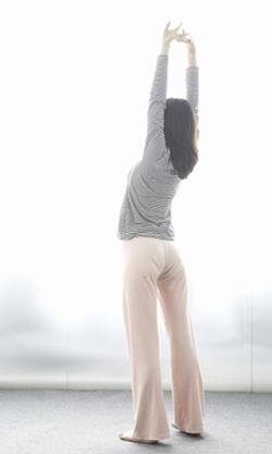 변비에 도움되는 요가 자세 중에는 기지개 펴기가 있다. 기지개를 펴는 자세는 일어난 직후에 하는 게 좋다. 사진-헬스조선DB