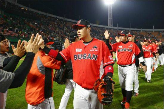 '이제 다시 볼 수 없나' 롯데는 지난해 이대호와 최준석 등 고참들이 분전하면서 5년 만의 가을야구를 이끌었다. 그러나 최준석과 이우민 등 2001년 입단 동기들이 팀을 떠나게 된 상황이다.(자료사진=롯데)