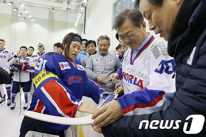 문재인 대통령이 17일 오전 충북 진천 국가대표 선수촌을 방문해 2018 평창 동계올림픽에 출전을 앞둔 국가대표 선수들을 격려하고 있다. (청와대) 2018.1.17/뉴스1 © News1 이광호 기자