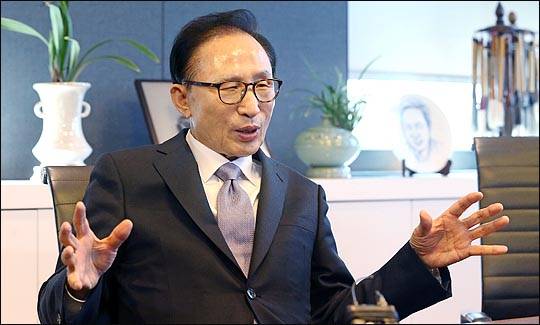 이명박 전 대통령이 3일 오후 서울 강남구 삼성동 사무실을 방문한 홍준표 자유한국당 대표의 환담을 나누고 있다.(자료사진)ⓒ데일리안