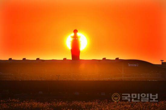 2001년 문을 연 인천공항이 오는 2018년 1월 18일, 개항 17년 만에 제2여객터미널(T2) 시대를 맞는다. 제2여객터미널 뒤로 해가 떠오르고 있다.