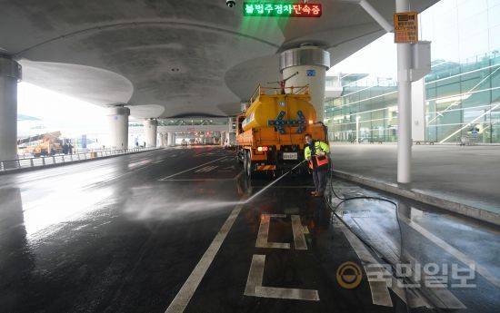 입국장 바깥 도로는 제1여객터미널과 달리 일반 버스는 진입이 불가하다. 단체 관광객 버스와 호텔 등 상업적 목적을 가진 버스와 직원들 버스만 진입이 허용된다. 사진 상의 도로 아래에 '단체'라고 쓰여 있다.