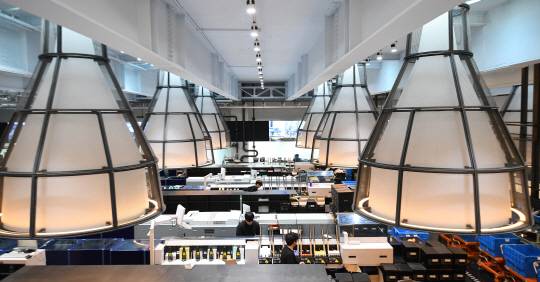 현대카드 사옥 3관 9~10층에 위치한 ‘카드 팩토리’. 카드 팩토리는 현대카드의 정체성이 만들어지는 과정을 보여준다. 이곳에서는 매년 500만장의 카드가 생산된다. 일반인들도 구경할 수 있으며 현대카드 사용자들은 우편 수령이 아닌 본사 방문 수령을 택하면 이곳에서 카드를 받아갈 수 있다. 매주 월요일부터 토요일, 오전10시부터 오후4시까지 방문객을 맞는다. /송은석기자