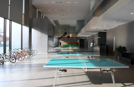 현대카드 사옥 1관 로비에 설치된 탁구대와 자전거. 현대카드 직원들은 언제라도 사용할 수 있다. 탁구대는 현대카드 직원들이 직접 디자인한 세상에서 하나밖에 없는 탁구대다. /송은석기자