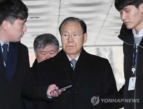 입 닫은 'MB 측근' 김백준 (서울=연합뉴스) 이지은 기자 = 이명박 정부 시절 국가정보원으로부터 불법 자금을 수수한 혐의(특정범죄가중처벌법상 뇌물수수)를 받는 김백준 전 총무기획관이 16일 오전 서울 서초구 서울중앙지방법원에서 열린 영장실질심사에 출석하기 전 취재진의 질문을 받고 있다. 2018.1.16  jieunlee@yna.co.krr  (끝)