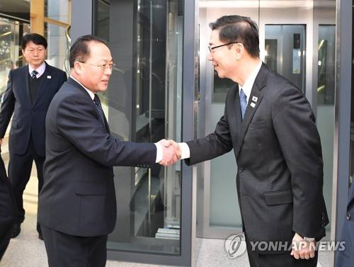 인사하는 천해성 차관-전종수 부위원장 (서울=연합뉴스) 우리측 수석대표인 천해성 통일부 차관(오른쪽)과 북측 단장인 전종수 조국평화통일위원회 부위원장이 17일 판문점 남측지역 평화의집에서 '북한의 평창동계올림픽 참가와 관련한 제반 사항을 논의할 차관급 실무회담'을 앞두고 인사하고 있다. [통일부 제공=연합뉴스]     photo@yna.co.kr