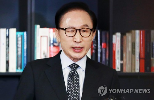 특수활동비 입장 밝히는 이명박 (서울=연합뉴스) 한종찬 기자 = 이명박 전 대통령이 17일 오후 강남구 삼성동 사무실에서 검찰의 특수활동비 수사와 관련한 입장을 발표하고 있다.        saba@yna.co.kr