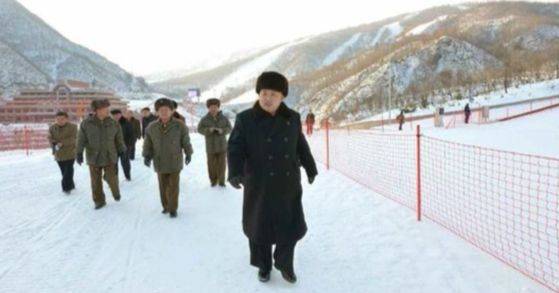 마식령 스키장 시찰하는 김정은 노동당 위원장. [중앙포토]