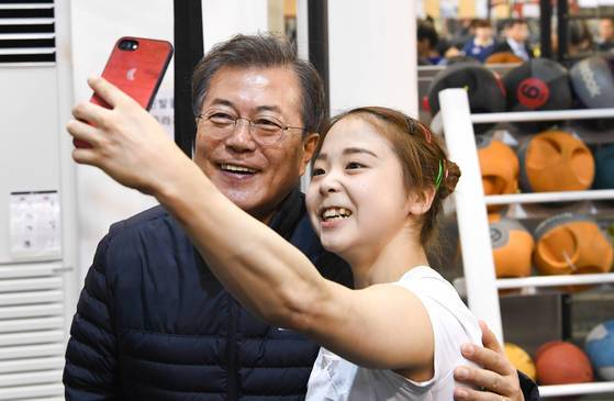 문재인 대통령이 17일 충북 진천 국가대표 선수촌을 방문해 웨이트 트레이닝 센터에서 기계체조 이은주 선수와 셀카를 찍고 있다. 청와대사진기자단