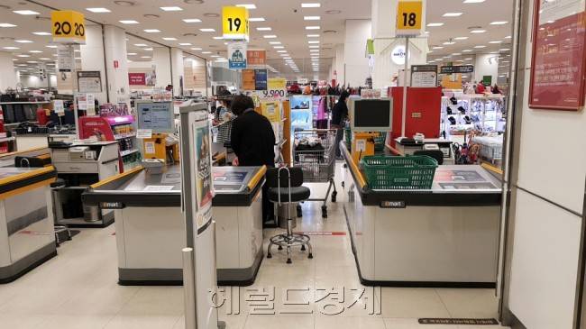 서울의 한 대형마트 매장에서 서서 일하고 있는 한 캐셔 모습.