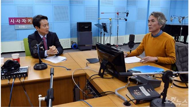 남경필 경기도지사가 18일 오후 서울 목동 CBS 사옥을 방문, 라디오 시사프로그램 '시사자키 정관용입니다' 에 출연해 사회자 정관용과 대화하고 있다. 황진환기자