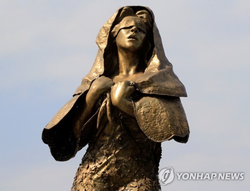 필리핀 마닐라에 설치된 위안부 피해자 추모 동상[로이터=연합뉴스]