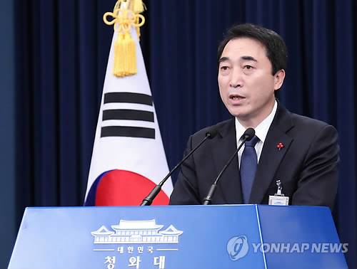 박수현, 이명박 전 대통령 성명 입장 표명 (서울=연합뉴스) 배재만 기자 = 박수현 청와대 대변인이 18일 오전 춘추관 대브리핑 실에서 지난 17일 있었던 이명박 전 대통령 성명에 관한 브리핑을 하고 있다.       scoop@yna.co.kr