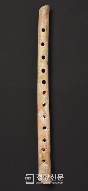 한반도에서 발굴된 가장 오래된 악기인 ‘뼈피리’. 기원전 2000년 후반에 제작된 이 뼈피리는 북한 서포항 유적에서 발굴됐다.