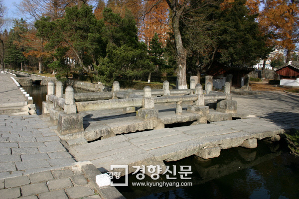 북한 국보유적으로 개성에 있는 ‘선죽교’(난간이 있는 뒷편). 조선 건국 과정에서 정몽주가 피살당한 역사적 유적이다.