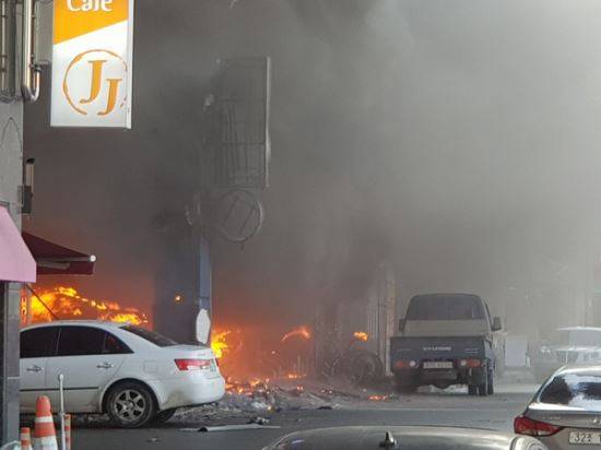 화재 당일 소방대가 도착하기 전인 오후 3시58분 화재 현장은 이미 연기와 화염으로 뒤덮여 있다. 사진 제공 = 제천뉴스저널 주은철 기자, 투데이제천단양 정재화 기자