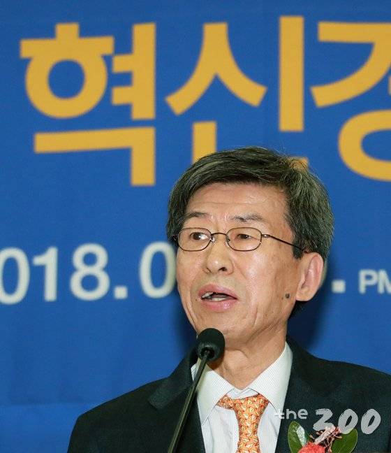 19일 오후 서울 여의도 국회 의원회관에서 열린 사단법인 혁신경제 창립대회에서 김준묵 이사장이 인사말을 하고 있다. 2018.1.19/뉴스1  <저작권자 © 뉴스1코리아, 무단전재 및 재배포 금지>