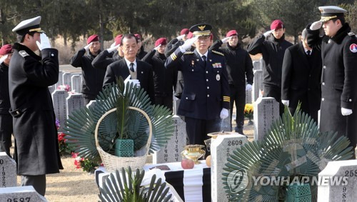 용산참사 중 순직 김남훈 경사 9주기 추도식 (대전=연합뉴스) 이재림 기자 = 19일 대전 유성구 국립대전현충원 경찰관 묘역에서 열린 김남훈 경사 9주기 추도식에서 부친 김권찬 씨(앞줄 왼쪽)와 강언식 서울경찰청 경비2과장을 비롯한 경찰 특공대원이 경례하고 있다. 2018.1.19