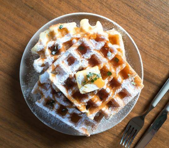쫀득한 벨기에식 와플에 비해 미국식 와플은 푹신하고 달콤한 것이 특징이다. 유지연 기자