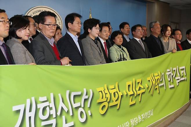 바른정당과의 통합에 반대하는 `국민의당지키기운동본부' 조배숙 대표를 비롯한 소속 의원, 당원들이 21일 오전 국회 정론관에서 `개혁신당 창당 선언' 기자회견을 하고 있다. 이들은 “오는 28일 창당준비위 발기인 대회 개최”의사를 밝혔다. 강창광 기자 chang@hani.co.kr