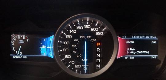 포드의 대형 SUV 익스플로러 계기판 모습. 모든 안내가 영어인데다 오른쪽 미디어 안내 부분에서 한글은 깨져서 표기된다.