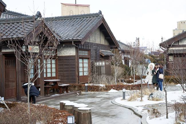 적산가옥을 리모델링해 숙박시설로 만든 군산시 월명동 ‘고우당’을 관광객들이 둘러보고 있다. [홍중식 기자]