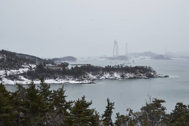 신시도에서 바라본 고군산군도. 최근 신시도와 무녀도를 연결하는 고군산대교 등 고군산연결도로가 개통됐다. [홍중식 기자]