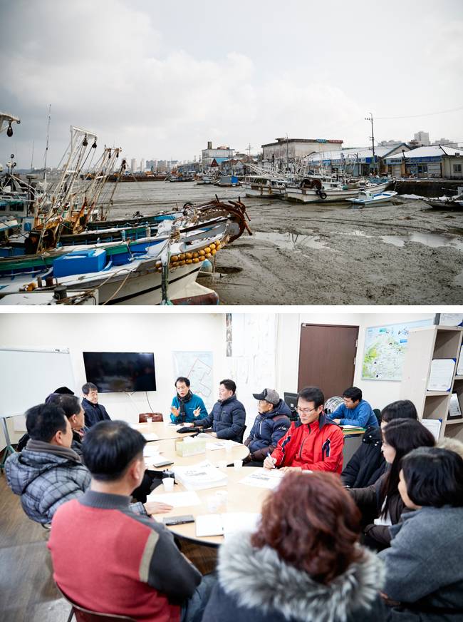 옛 군산항과 째보선창 삼거리 사이의 부둣가. 앞으로 기존 선박수리업체와 신규 청년창업공간 등이 함께 어울리게 된다(위). 월명동 군산시도시재생지원센터 사무실에 모여 회의하는 지역 주민들. [홍중식 기자]