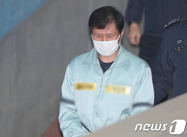 안봉근 전 청와대 제2부속비서관이 22일 오전 서울 서초구 서울중앙지방법원에서 열린 박근혜 전 대통령 재판에 증인으로 출석하고 있다. '문고리 3인방' 가운데 한 명인 안 전 비서관이 박 전 대통령 재판에 증인으로 나오는 건 이번이 처음이다. 2018.1.22/뉴스1 © News1 신웅수 기자