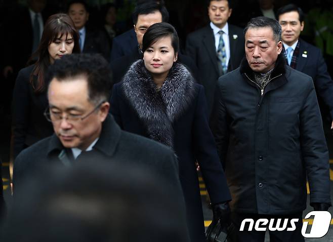 현송월 삼지연관현악단 단장이 이끄는 평창동계올림픽 북한 예술단 사전점검단이 방남 이틀째인 22일 오후 공연장 후보 시설인 서울 송파구 잠실학생체육관을 둘러본 뒤 체육관을 나서고 있다. 2018.1.22/뉴스1 © News1 오대일 기자