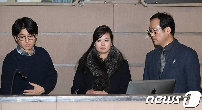 현송월 삼지연관현악단 단장이 이끄는 평창동계올림픽 북한 예술단 사전점검단이 방남 이틀째인 22일 오후 공연장 후보 시설인 서울 중구 국립극장을 방문해 해오름극장 내부를 둘러보고 있다. 2018.1.22/뉴스1 © News1 허경 기자