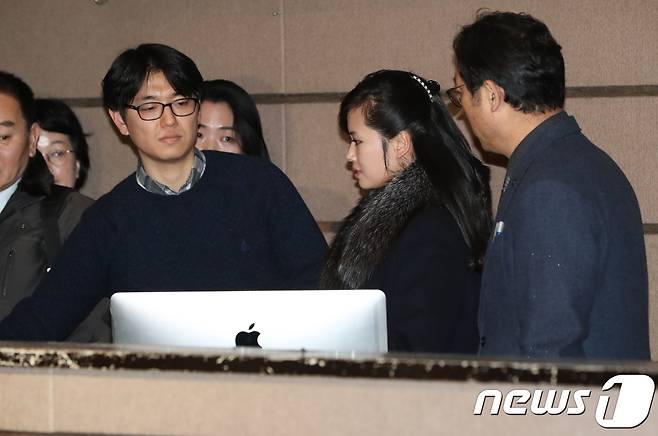 현송월 삼지연관현악단 단장이 이끄는 평창동계올림픽 북한 예술단 사전점검단이 방남 이틀째인 22일 오후 공연장 후보 시설인 서울 중구 국립극장을 방문해 해오름극장 내부를 둘러보고 있다. 2018.1.22/뉴스1 © News1 허경 기자