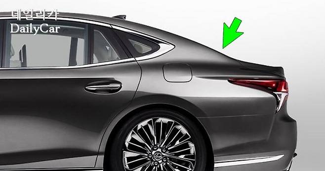 렉서스 LS500 (약간 등이 굽은 듯한 C필러의 아래쪽 곡선은 의문)