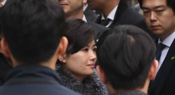 현송월 삼지연관현악단 단장이 이끄는 북한 예술단 사전점검단은 방남 이틀째인 22일 서울 장충체육관을 방문해 음향시설 등을 둘러본 뒤 버스로 이동하고 있다. 오종택 기자