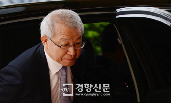 양승태 전 대법원장이 지난 5월2일 차에서 내려 서울 서초동 대법원 청사로 들어가고 있다./ 김영민 기자