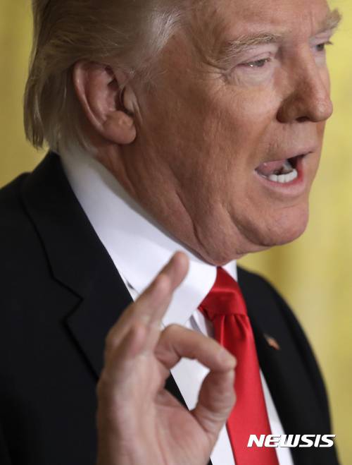 【워싱턴=AP/뉴시스】도널드 트럼프 미국 대통령이 16일(현지시간) 워싱턴 백악관 이스트룸에서 기자회견 중 특유의 손동작을 하고 있다. 트럼프는 이날 기자회견에서 기성언론들을 모두 가짜 뉴스로 비난했다. 2017.02.17