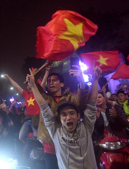 ‘박항서 매직’ 베트남축구 4강 신화… 거리마다 붉은 물결 - 박항서 감독이 이끄는 베트남 축구 대표팀이 지난 20일 중국에서 열린 이라크와의 아시아축구연맹(AFC) 23세 이하 챔피언십 8강전에서 승부차기 끝에 첫 4강에 진출하자 베트남 하노이 시민들이 환호하고 있다.AFP 하노이 연합뉴스