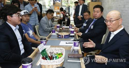 이동통신 유통점 찾은 이효성 방통위원장