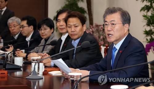 문 대통령, 수석보좌관 회의 주재 (서울=연합뉴스) 배재만 기자 = 문재인 대통령이 22일 오후 청와대 여민관에서 열린 수석보좌관회의에서 발언하고 있다. 오른쪽부터 문 대통령, 임종석 비서실장, 주영훈 경호처장, 조현옥 인사수석, 하승창 사회혁신수석, 김현철 경제보좌관. 2018.1.22      scoop@yna.co.kr