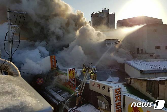 23일 오후 4시께 경기도 의정부시 제일시장에서 불이 나 상가에 입점한 다수의 점포를 태웠다. 소방당국에 따르면 인명피해는 없는 것으로 알려졌으며 현재 화재가 발생한 경위를 조사중이다.(독자제공)2018.1.23 © News1