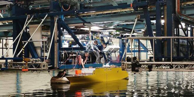네덜란드 해양연구소 ‘마린’은 22일(현지시각) 세월호를 약 25분의 1로 축소한 모형배를 대형 수조(길이 170m 너비 40m)에 띄우며 침몰 원인을 분석하기 위한 시뮬레이션 작업을 준비하고 있다. 바헤닝언/정은주 기자