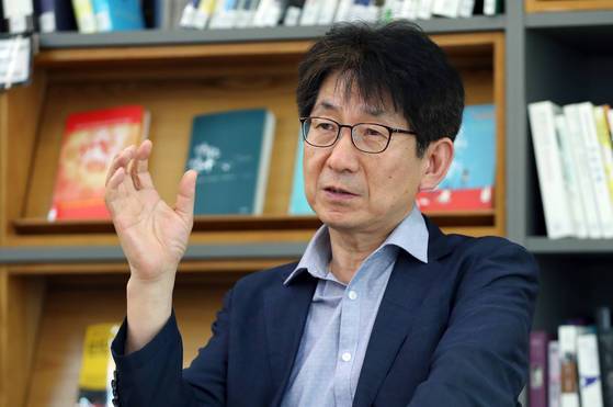 고전소설 토끼전을 현대적으로 비튼 장편소설 『토끼전 2020』을 쓴 소설가 박덕규씨. [중앙포토]