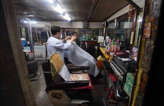 이 씨는 네 평 남짓한 좁은 공간에서 한 눈 팔지 않고 성실히 일한 덕분에 동생들은 물론 누나까지 모두 결혼 시킨 것이 인생의 가장 큰 보람이라고 말한다.